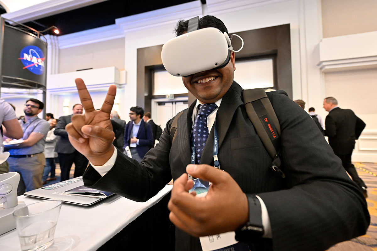 A 2023 AIAA SciTech Forum attendee enjoys a virtual reality demo