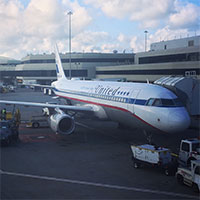 United-Airlines-A320-at-gate-wiki-200