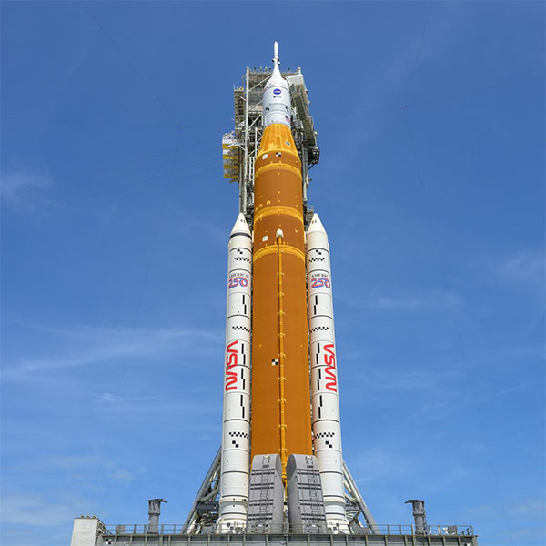 NASA Prepares 322-Foot SLS Rocket for Artemis II Moon Flyby
