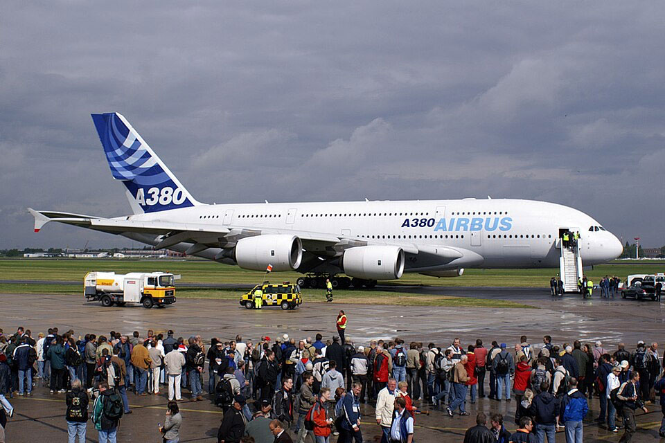 EASA Orders Urgent Inspections of 16 Airbus A380s Over Wing Crack Concerns